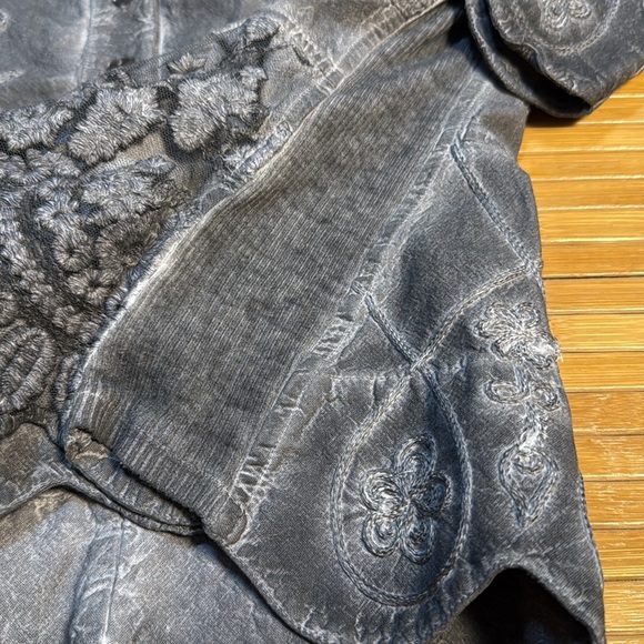 Beautiful 💯 Cotton Gray Lace Button-Up Blouse With Lace Detail - Picture 6 of 11